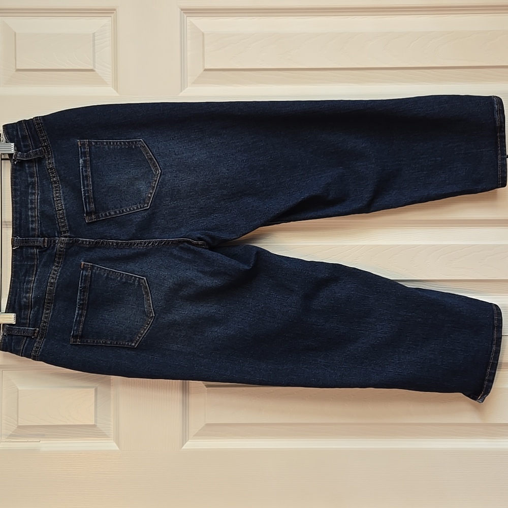 Time and Tru | Slim Fit Capri Jeans with Side Slit Hem Dark Wash - Picture 2 of 5